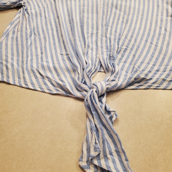 Blue & White Top Size Large - Picture 2 of 3